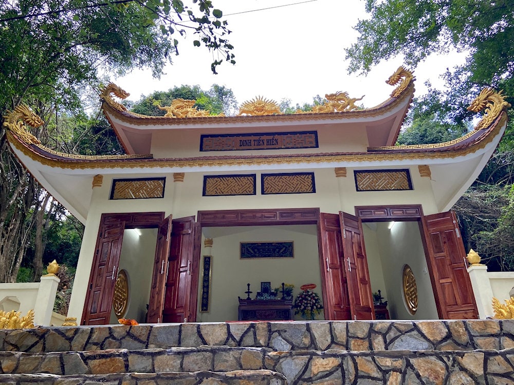 Dinh Tiền Hiền nằm trên sườn núi phía tả ngạn sông Hầm Hô